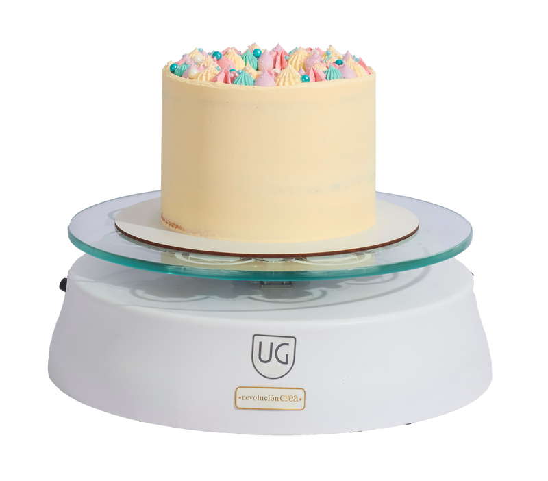 Bailarina eléctrica con torta decorada